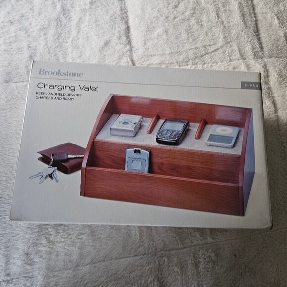 NWT Brookstone Charging Valet Cherry Wood. - Picture 1 of 6
